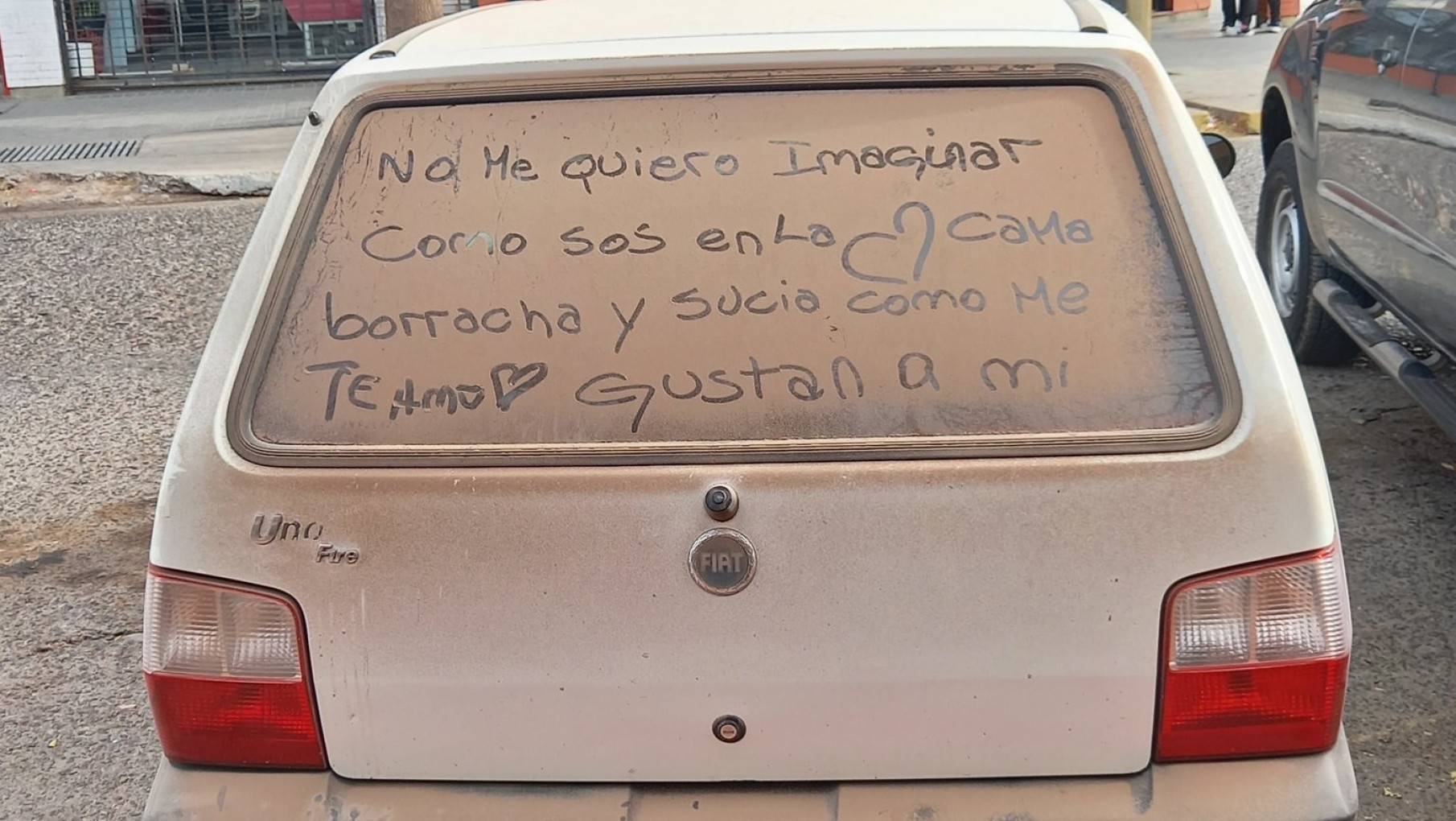 No lavó el auto en Rivadavia y le dejaron un insólito mensaje: "Borracha y sucia..."