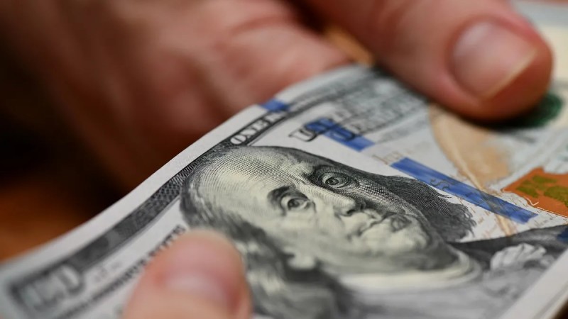 El dólar blue se mantiene estable y se aleja de los $500