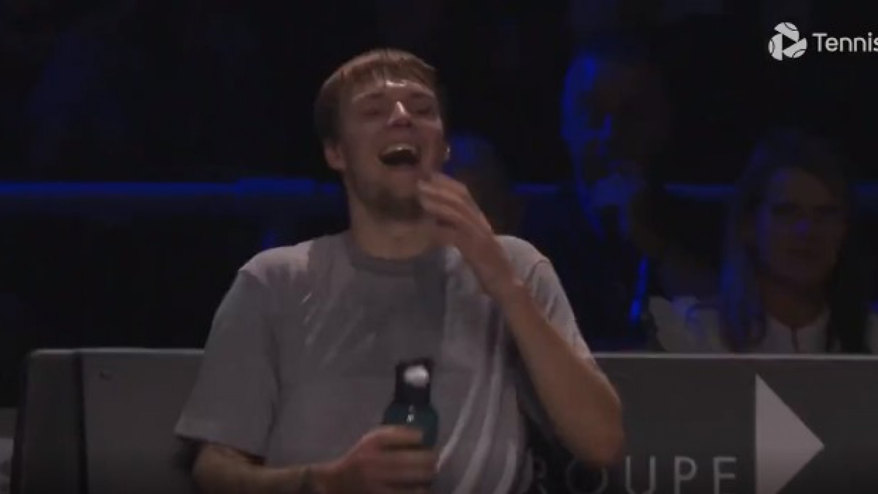 Se quiso pasar de canchero: le pegó con el mango de la raqueta y terminó perdiendo una final de ATP