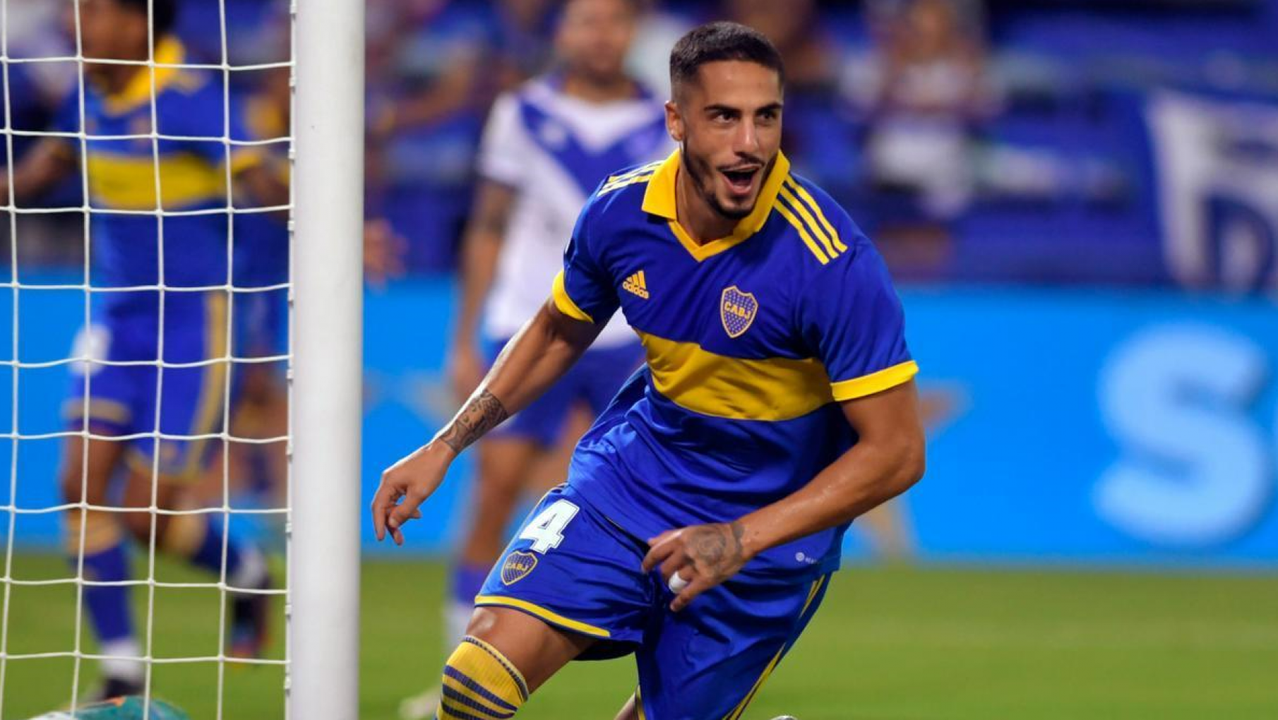 En un partido chivo y con muchas polémicas, Boca superó a Vélez y se prendió en el campeonato