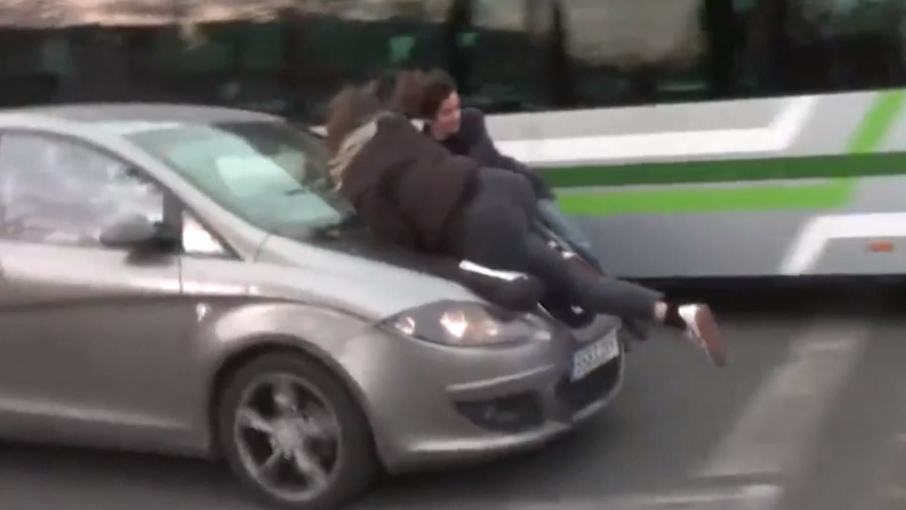 Video: un auto atropelló a tres mujeres que cortaban una calle por el 8M