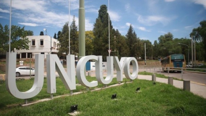Llaman a docentes a inscribirse para el bono de puntaje en escuelas de la UNCuyo