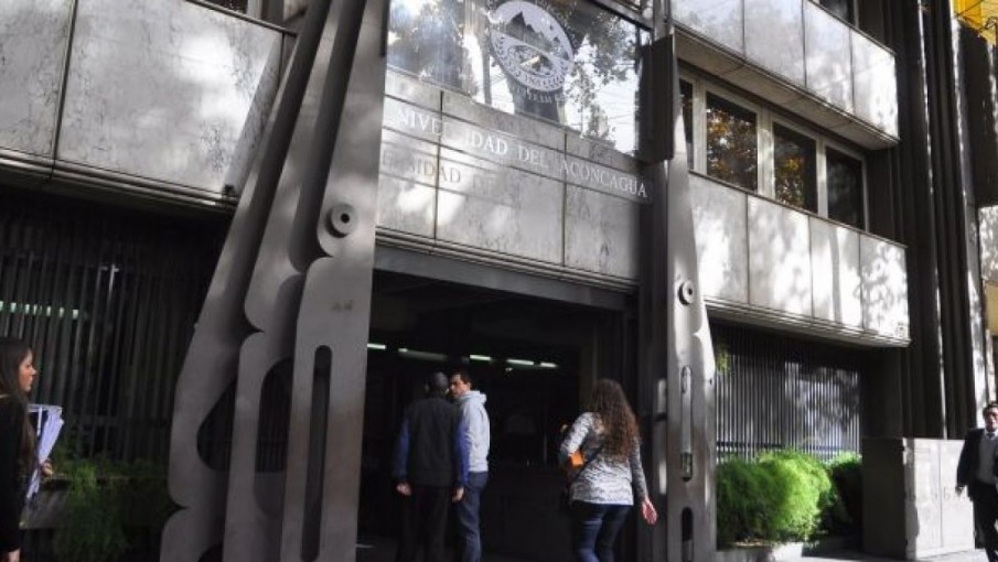 Universidad del Aconcagua Cover