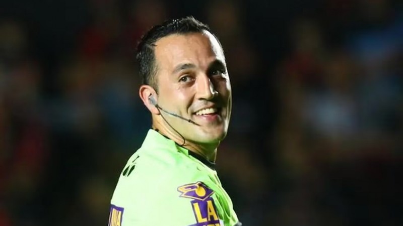 El severo castigo que recibió Fernando Espinoza por empujar a un futbolista