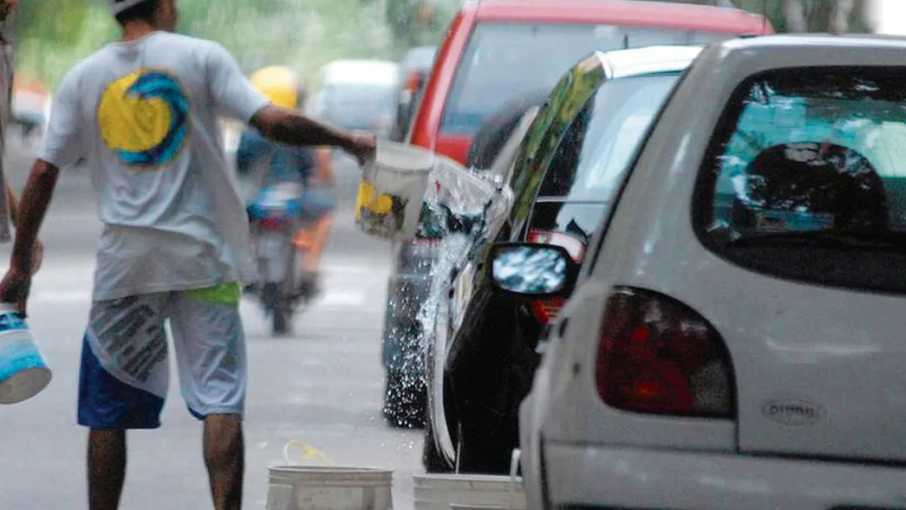 Le dijo al "trapito" que no le limpiara el vidrio y recibió una inesperada respuesta