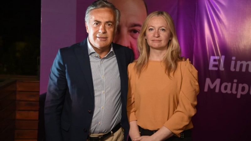 Se bajó un referente nacional de Juntos por el Cambio y se caldeó el festejo en el búnker de Cornejo