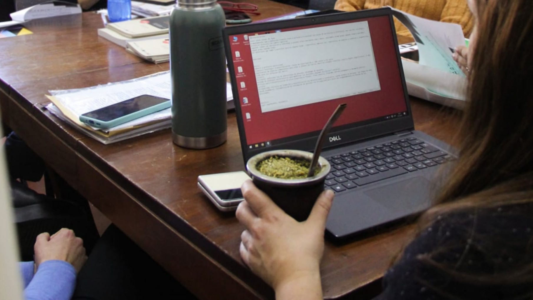 La invitó a estudiar pero ella se comió cualquiera y su "milipili" interna terminó de embarrar todo