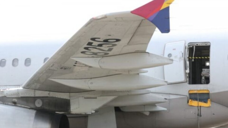 La curiosa declaración del pasajero que abrió la puerta de un avión en pleno vuelo en Corea: "Estaba muy..."
