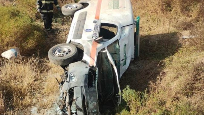 Volcó una ambulancia en San Carlos con cuatro personas a bordo