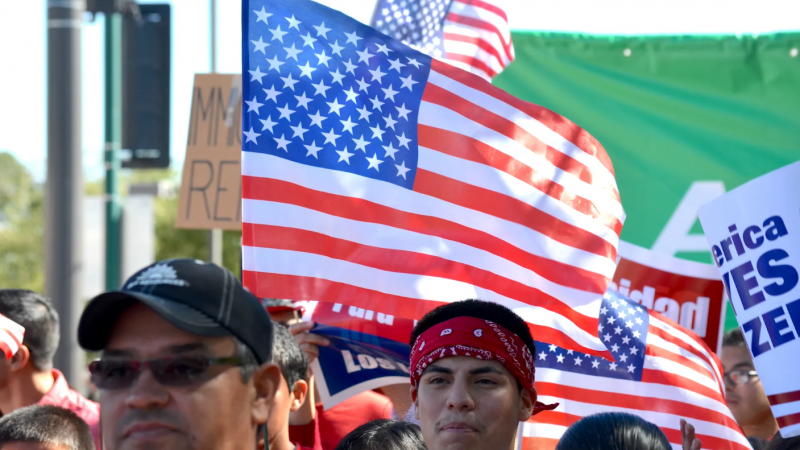 De qué trata el aterrador plan de Trump para terminar con el "sueño americano" de los latinos