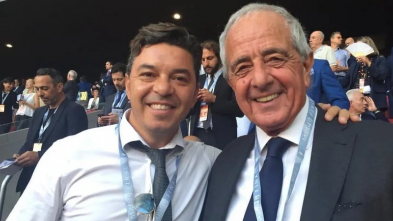 D'Onofrio criticó la "abultada" estatua de Gallardo pero antes la usó para cargar a una gloria de Boca