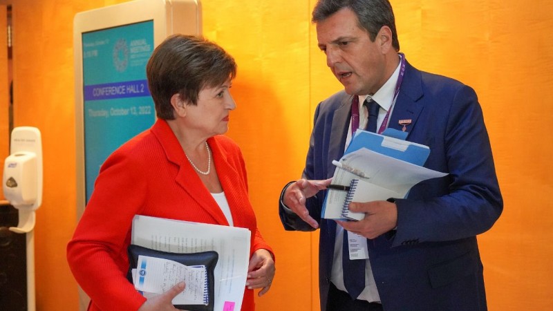 Carrera contrareloj para el próximo pago al FMI: cuándo vence y cómo piensan evitar el defalut