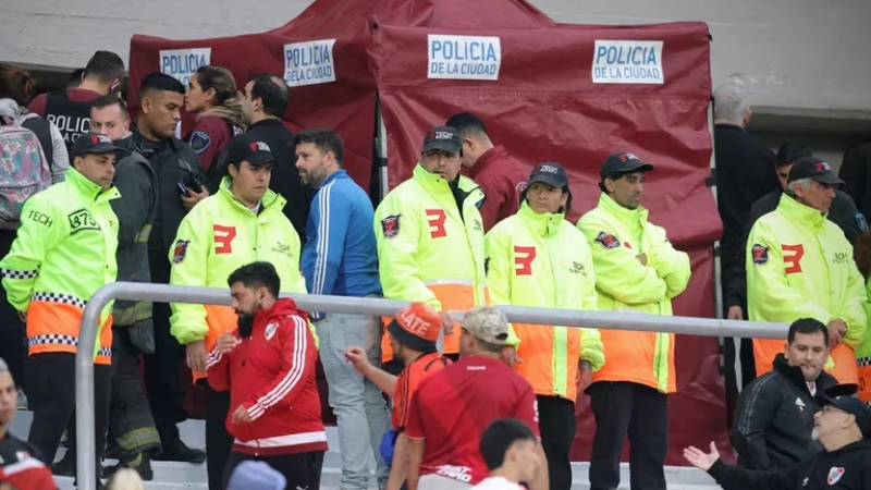 Suspendieron el partido de River por la muerte de un hincha que cayó de una tribuna del Monumental