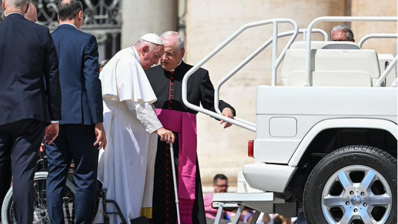 El papa Francisco pasó por el quirófano y esto dijeron dese el Vaticano: "La cirugía se..."