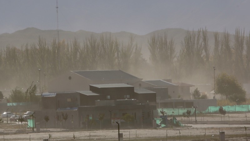 Viento Zonda: suspenden las clases del turno tarde en varias partes de Mendoza