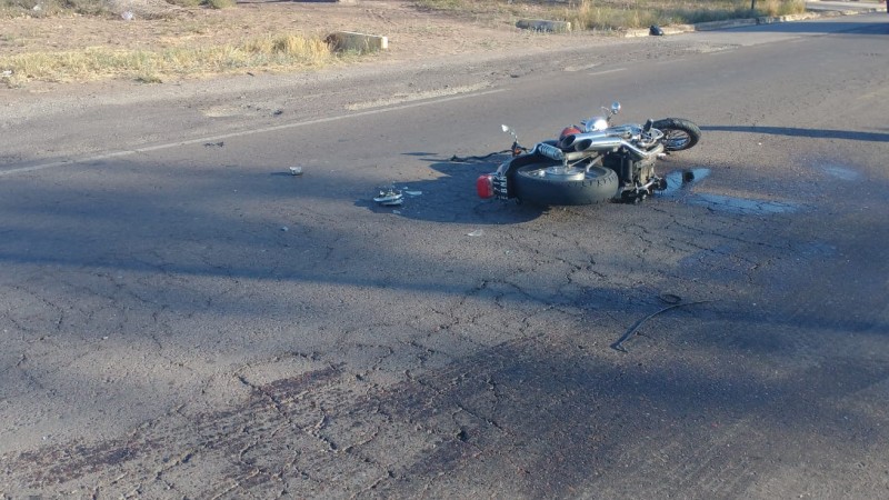 Salió de un casamiento a bordo de su moto, cayó y murió