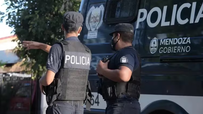 Asaltos, detenidos y secuestro de armas en la noche mendocina