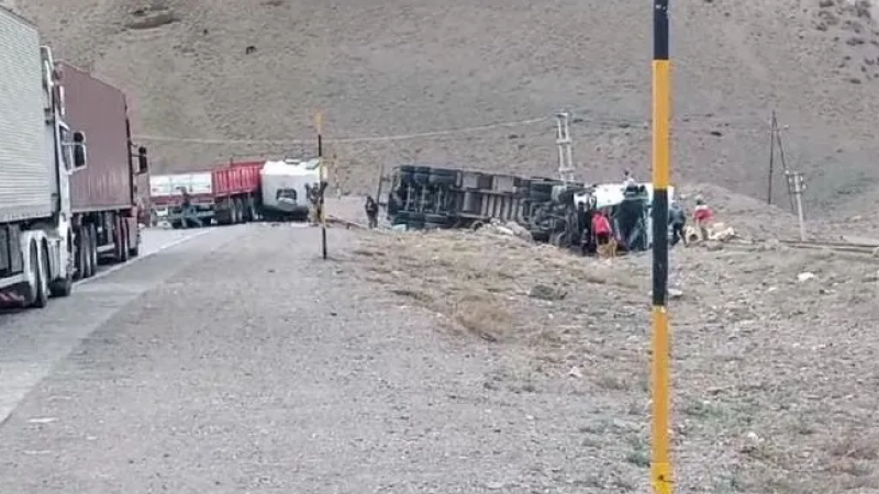 Accidente fatal en Alta Montaña: dos camiones chocaron de frente y murió uno de los choferes