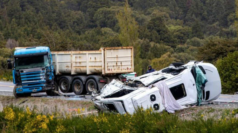 Terrible tragedia en el sur: una combi chocó de frente contra un camión y seis turistas murieron