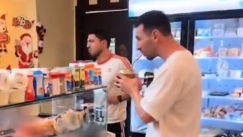 El video viral de Lionel Messi tomando mate en un supermercado
