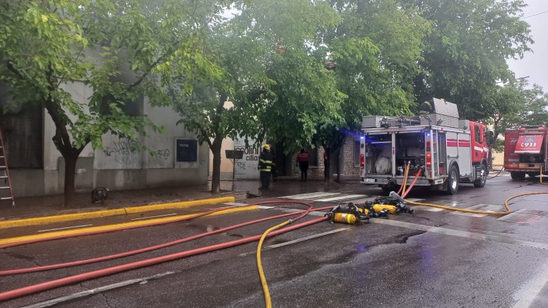 Se incendió una reconocida metalúrgica en Maipú y las perdidas son totales