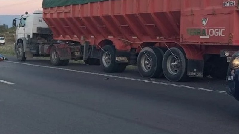 Tragedia en San Martín: un motociclista chocó contra un camión y murió