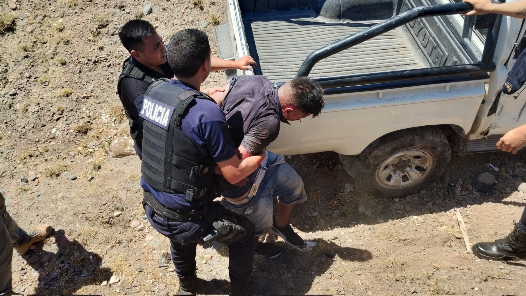 Se colgó de su camioneta para que no se la robaran y volcaron en el Acceso Sur