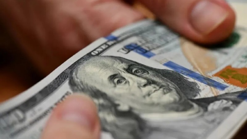 El sorpresivo aumento que tuvo el dólar oficial en el inicio de la semana