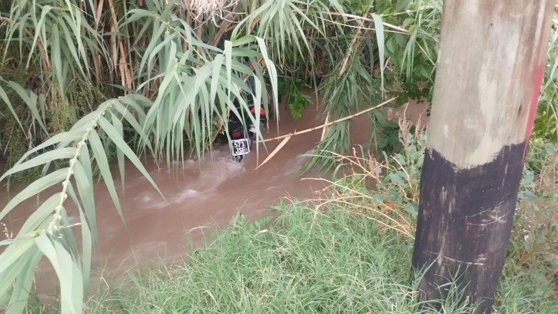 Una mujer murió cuando chocó con su moto y cayó en un canal en Maipú