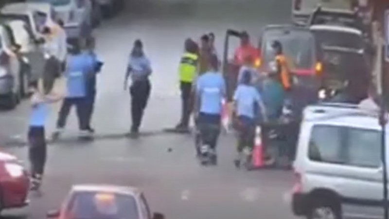 Video: quiso esquivar un control policial y atropelló a un agente de tránsito