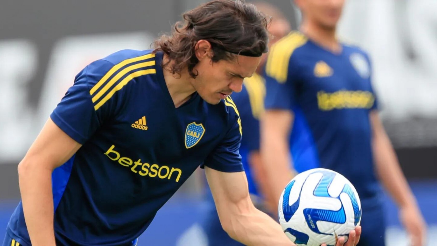 El ritual energético que hizo el astrólogo de Boca para limpiar a Cavani