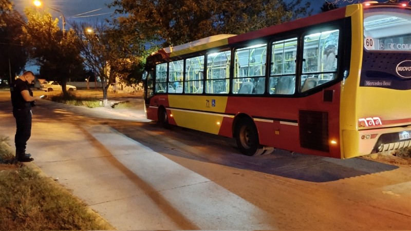 Intentaron apuñalar a un colectivero en Las Heras: lo golpearon y le robaron el celular