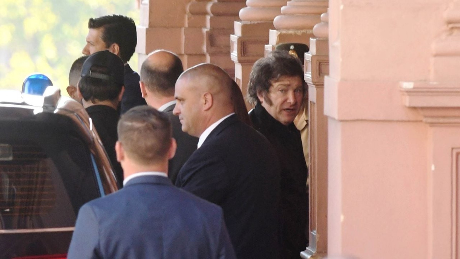 El Gobierno echó al Jefe de la Casa Militar, encargado de la custodia de Milei