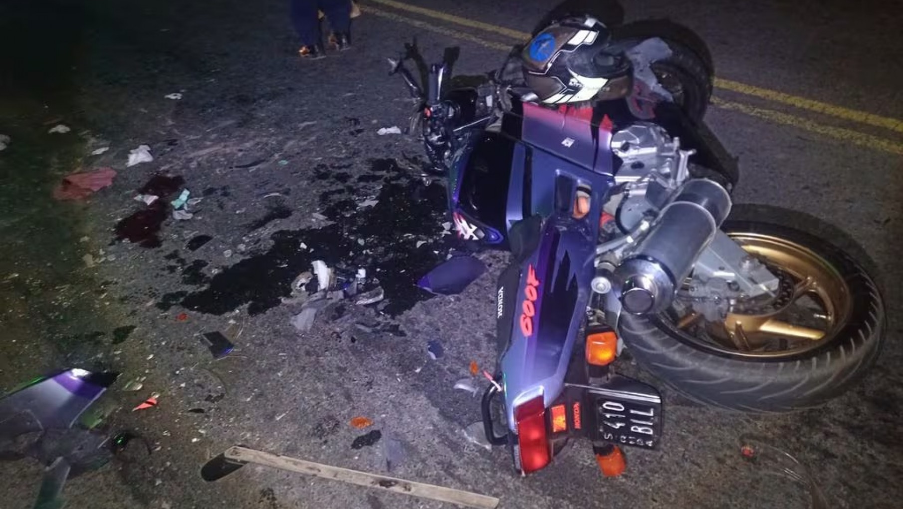 Fuerte choque entre un auto y una moto dejó a varios heridos: uno está grave