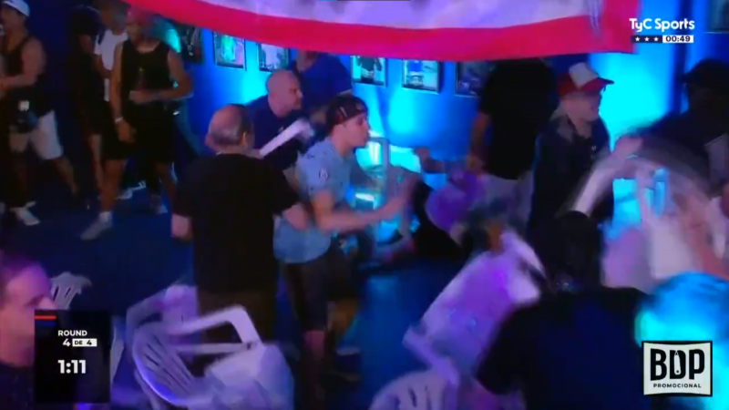 Sanguinaria batalla campal entre barras en plena pelea de boxeo