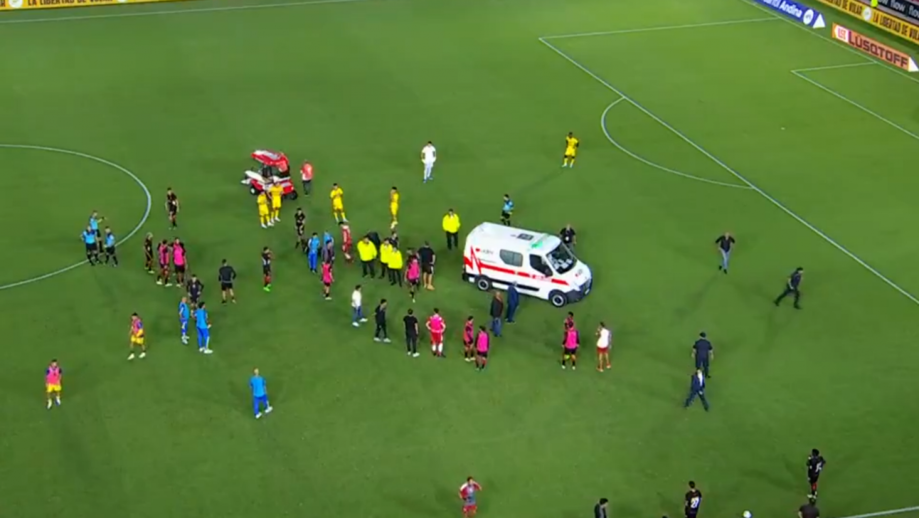 Horrible momento en La Plata: un jugador de Estudiantes se desvaneció y convulsionó en pleno partido