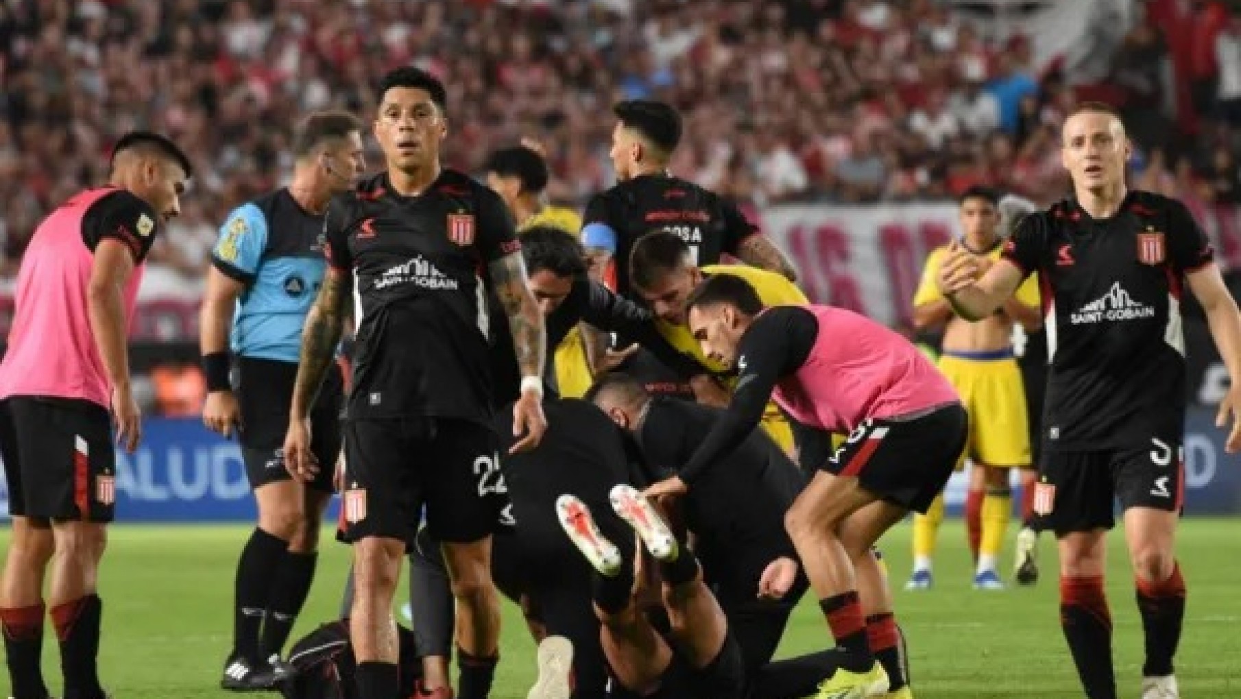 Parte médico: cuál es el estado de Altamirano tras convulsionar en medio del partido