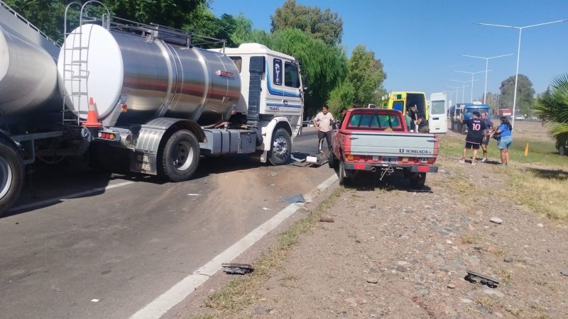 Impresionante: choque en cadena entre cuatro autos y un camión en el Acceso Este