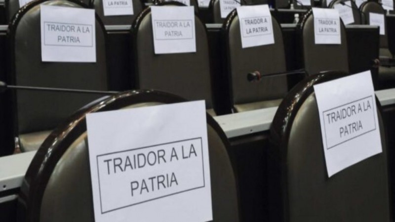 Denunciaron a un ex funcionario del Gobierno por "traicionar a la Patria"