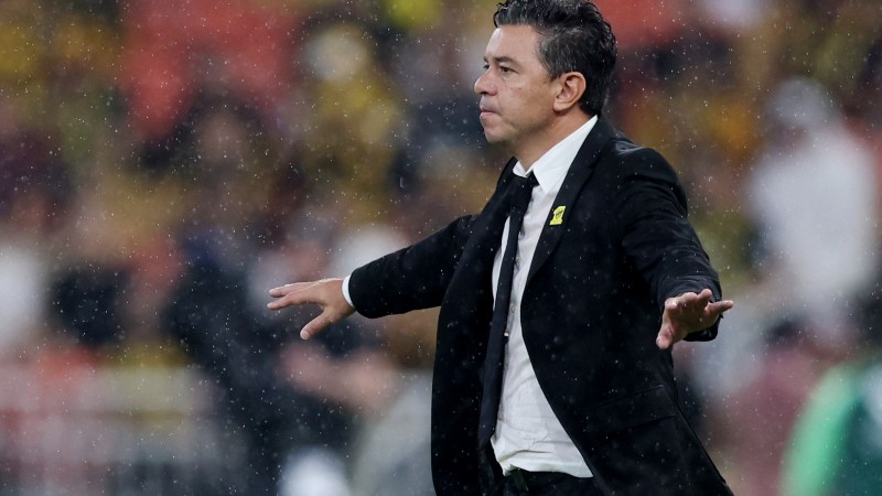 Polémica final de Gallardo en Arabia: su equipo perdió 4 a 1 y un espectador latigueó a un jugador