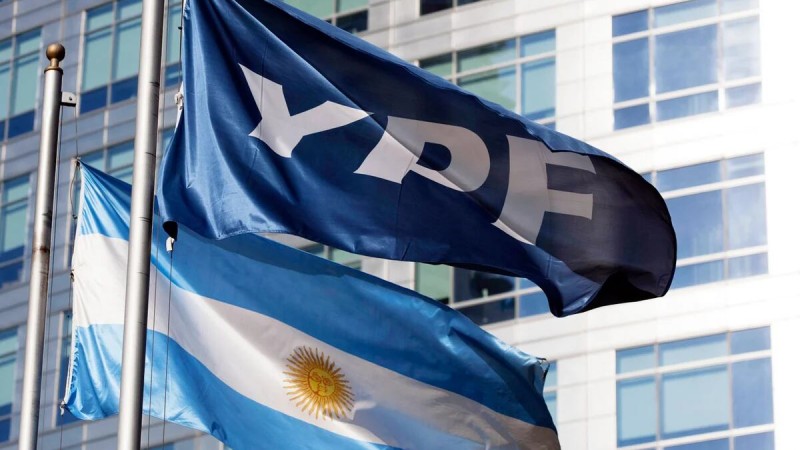Para el gobierno, los aumentos de sueldo en YPF son "descabellados"