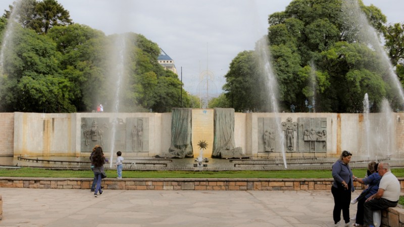 Ciudad: dos detenidos por robo a menores de edad tras una escena de pánico en plena Plaza Independencia