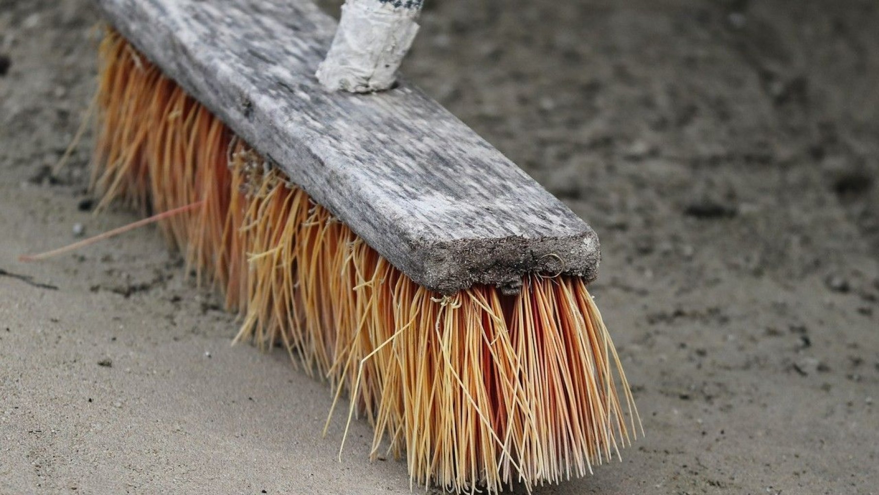 Video: a escobazos limpios, la insólita riña entre hombres y mujeres en Godoy Cruz
