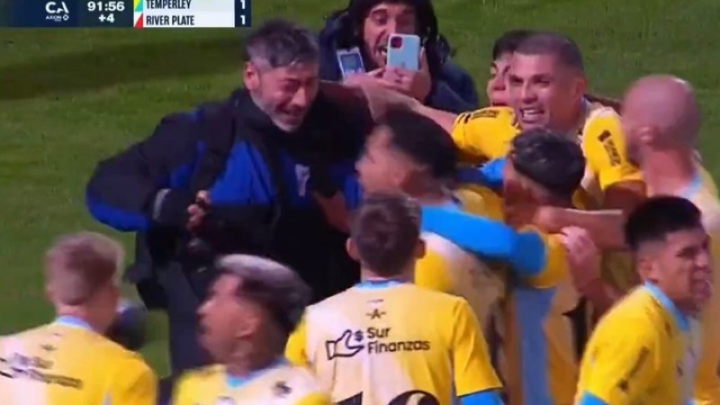El camarógrafo de Temperley filmó el gol ante River, festejó con los jugadores y el video se viralizó