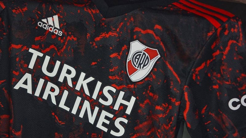 Luto en River por la tragedia que protagonizaron dos hinchas mientras volvían de Córdoba