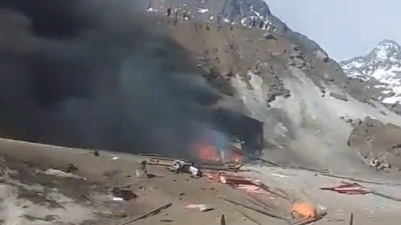 En video: un camión desbarrancó y se prendió fuego en medio del paso Cristo Redentor