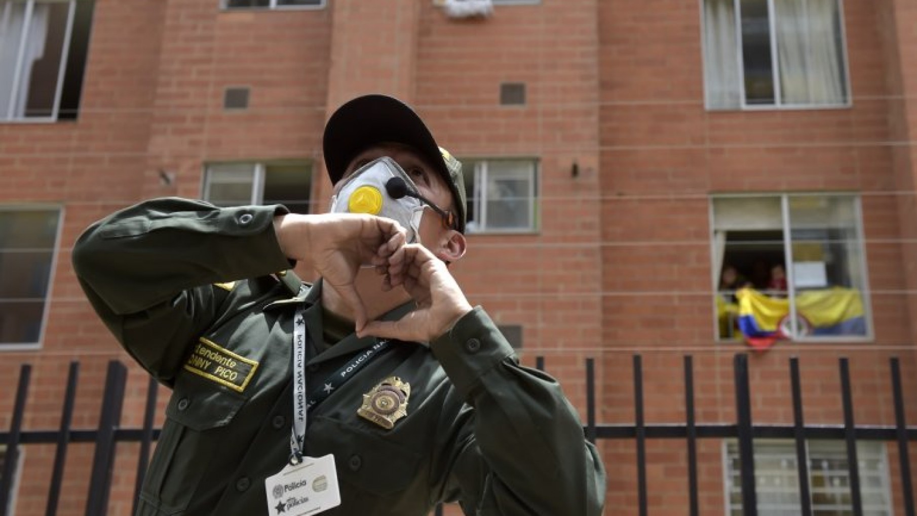 A todo ritmo: policías de Bogotá dan clases de zumba a vecinos en cuarentena