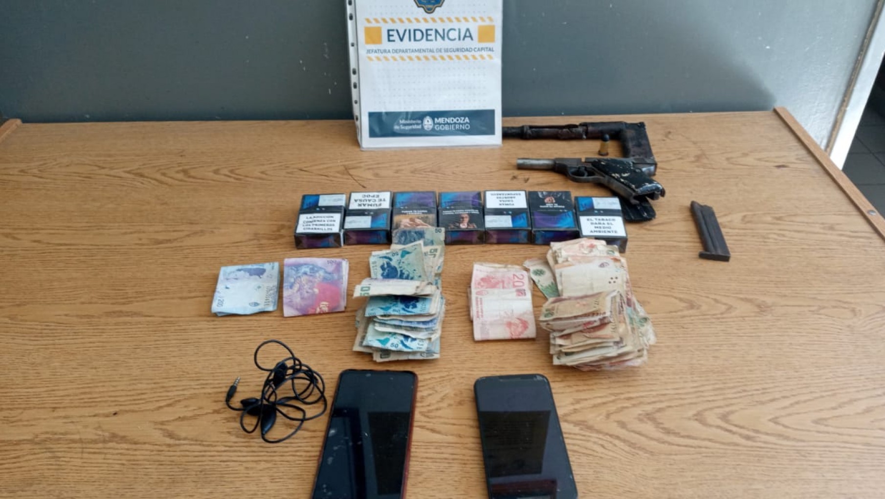 Dos menores armados asaltaron una despensa, los agarraron los vecinos y casi los linchan