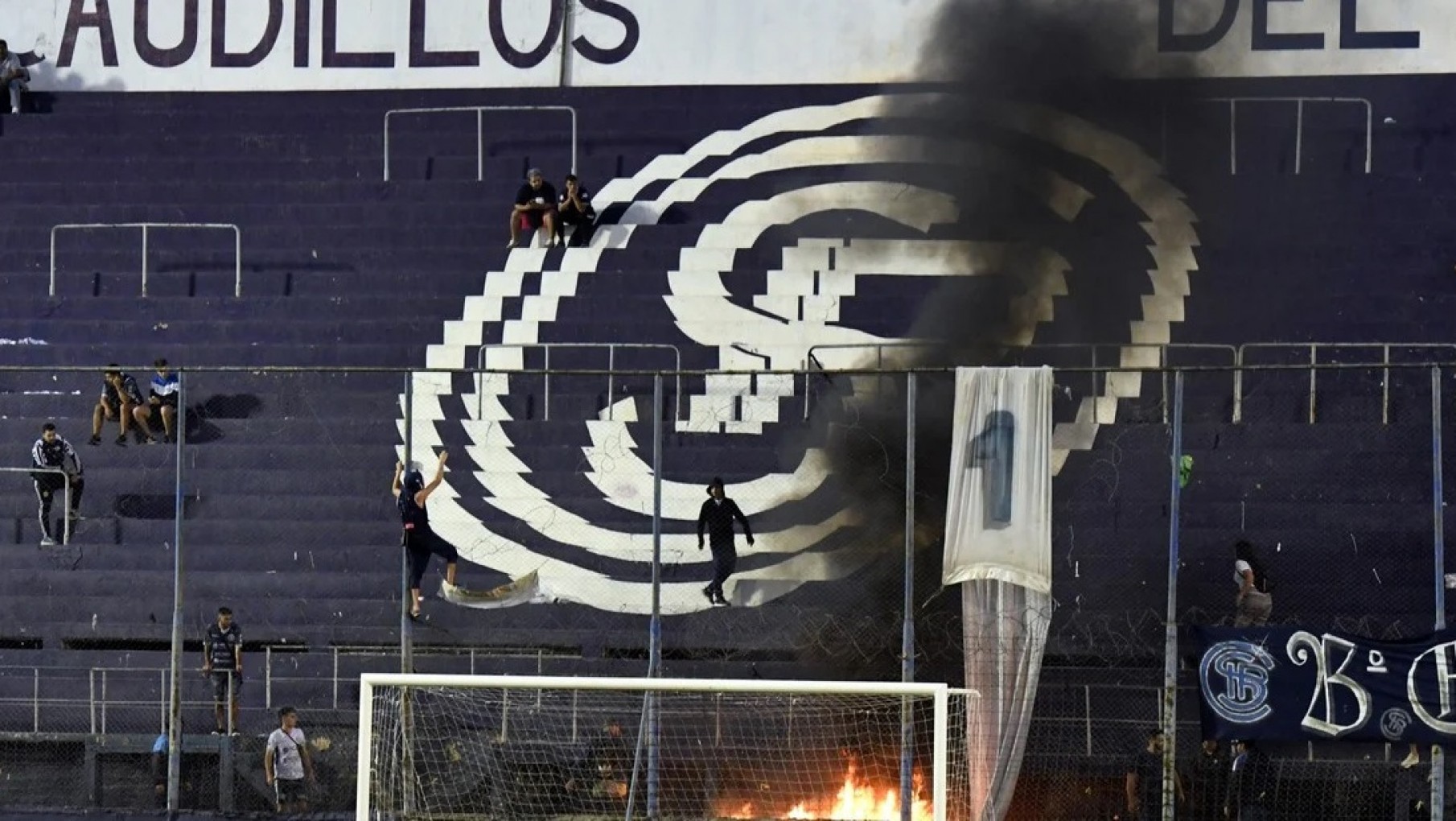 Indignante: barras le pegaron a los jugadores de la Lepra en la ruta y quieren renunciar todos