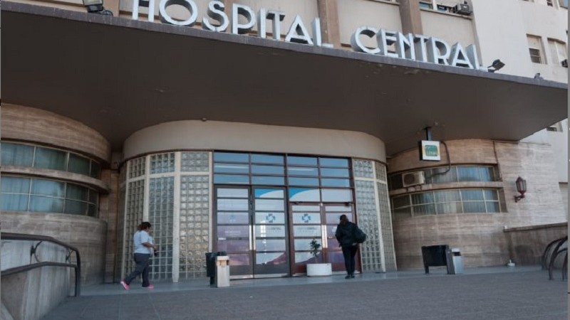 Las Heras: arreglaba el techo de su casa, se electrocutó y está muy grave